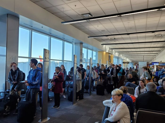 Ngày 5/1/2020, các hành khách xếp hàng để lên chuyến bay của hãng hàng không Southwest Airlines tại sân bay quốc tế Oakland (Mỹ) mà không cần đeo khẩu trang, thực hiện giãn cách xã hội hay xét nghiệm. Khi đó, việc đi lại vẫn diễn ra bình thường.