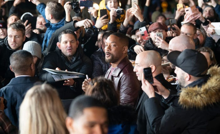 Diễn viên Will Smith ký tặng mọi người tại buổi ra mắt phim "Bad Boys for Life" ngày 7/1/2020.