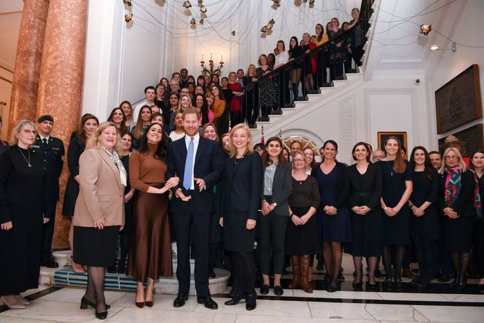 Hoàng tử Anh Harry và Công nương Meghan Markle trong chuyến thăm tòa nhà Canada House ở London (Anh) ngày 7/1/2020. Sau khi dịch COVID-19 bùng phát, các nhiệm vụ của họ được thực hiện qua hình thực trực tuyến.