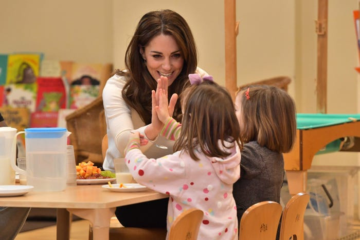 Công nương Kate Middleton và Hoàng tử William khi đó vẫn thực hiện các nhiệm vụ với tư cách là thành viên trong gia đình Hoàng gia Anh mà không cần đeo khẩu trang. Ảnh: Công nương Kate thăm một trường mẫu giáo ở London ngày 29/1/2020. Cô trò chuyện vui vẻ với các em nhỏ.