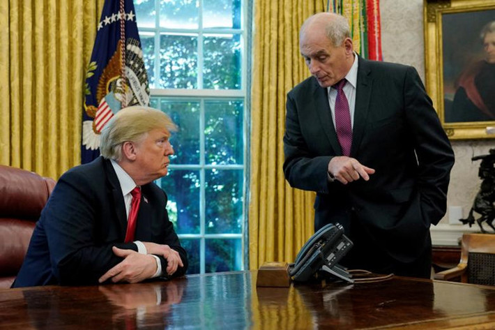 Tuy nhiên, tháng 12/2018, Tổng thống Trump xác nhận thông tin rằng Chánh văn phòng Nhà Trắng John Kelly sẽ từ chức vào cuối năm. “Ông John Kelly sẽ rời Nhà Trắng vào cuối năm nay (2018). Ông ấy là một phụ tá trung thành trong nhiệm kỳ của tôi”, ông Trump phát biểu. Ảnh: Reuters.
