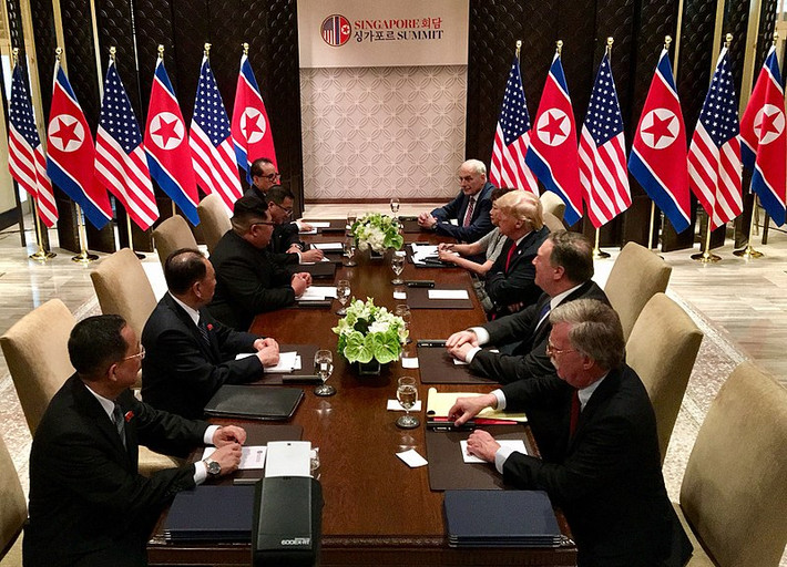 Khi đó, phái đoài Mỹ tham dự vào cuộc họp song phương mở rộng giữa Tổng thống Trump và nhà lãnh đạo Kim Jong-un ngoài ông Trump còn có Ngoại trưởng Mỹ Mike Pompeo, Chánh văn phòng Nhà Trắng John F.Kelly và Cố vấn An ninh Quốc gia Mỹ John R.Bolton. Ảnh: Wikipedia.