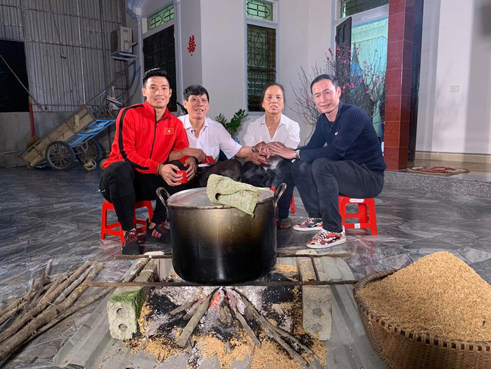 Trung vệ Bùi Tiến Dũng hạnh phúc bên bố mẹ: "Ấm áp nhất vẫn là được trở về trong vòng tay cha mẹ. Hạnh phúc nhất là sau mỗi chuyến đi xa được về quê ăn Tết. Và có những cảm xúc thật đặc biệt khi cùng cha mẹ trông nồi bánh chưng và cùng ôn lại những thành công của năm cũ. Các bạn đã trở về với gia đình, với cha mẹ mình chưa?".