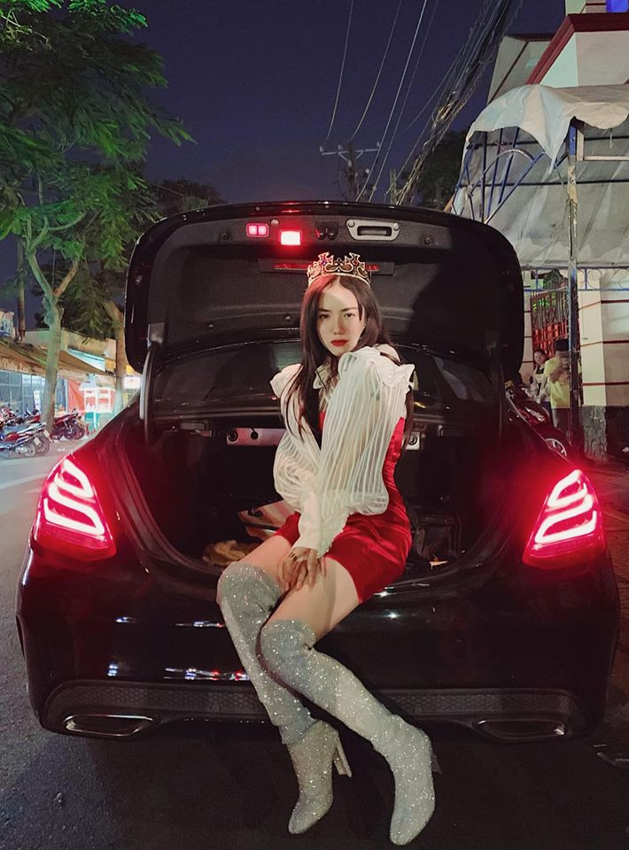 Phương Ly: "Tạo dáng chụp ảnh kỉ niệm show diễn cuối năm 2018. Sau đó là nghỉ Tết rồi lại quay lại quẩy với các bác, các bé và chúng bạn nhé. Cảm ơn mọi thứ, mọi người vì đã ủng hộ và đồng hành cùng Phương Ly".