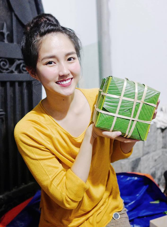 Hot girl Kiều Trinh hào hứng khoe chiếc bánh chưng tự làm: "Hì hục mãi cũng xong một cặp bánh chưng".