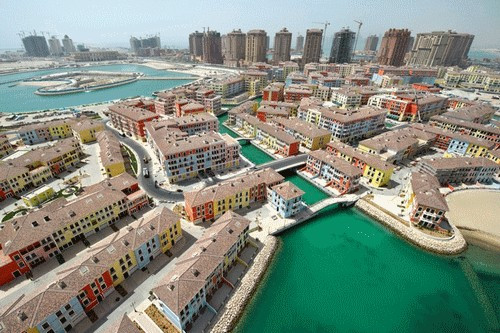 Pearl-Qatar là hòn đảo nhân tạo rộng gần 4 triệu m2 ở Doha, Qatar. Dân số trên đảo này tăng từ 3.000 năm 2011 lên tới 12.000 năm 2015.