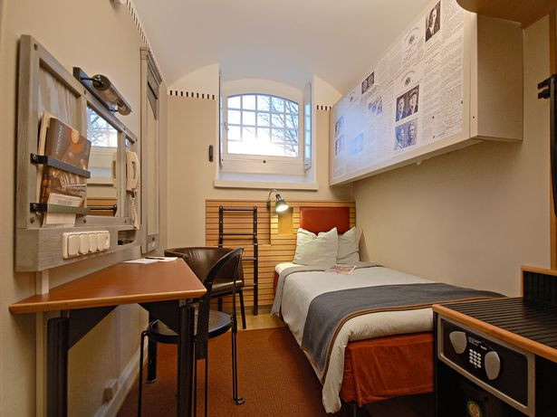 Khách sạn Langholmen ở thủ đô Stockholm, Thuỵ Điển, từng là một nhà tù có tuổi đời lên đến hàng trăm năm (từ năm 1724). Cơ sở này được mở rộng trong nhiều năm và cuối cùng bị đóng cửa vào năm 1975. Hiện nay, các phòng giam của nhà tù trước đây đã biến thành những phòng khách sạn thoải mái. Nơi này còn có một bảo tàng nhà tù giúp du khách hiểu thêm về điều kiện sống của tù nhân ở Phần Lan trước đây. (Nguồn ảnh: Mirror)