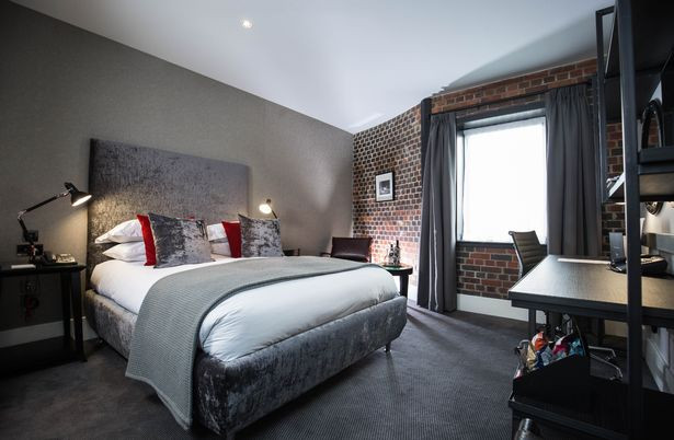 Toà nhà Malmaison Oxford ở Anh được sử dụng làm nhà tù trong khoảng thời gian từ năm 1888 đến 1996, sau đó được cải tạo thành khách sạn. Bên trong phòng khách sạn này có giường lớn với nhiều tiện nghi.