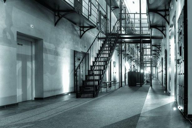 Khách sạn Het Arresthuis cũng từng là một nhà tù ở Hà Lan. Giá thuê phòng một đêm tại khách sạn này là từ 117 bảng Anh.