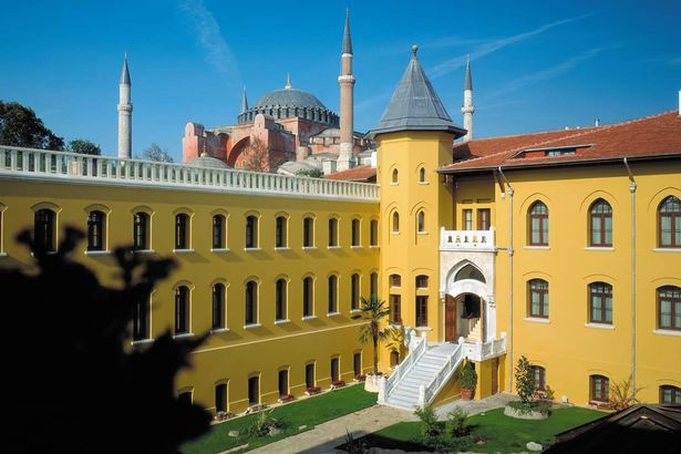 Khách sạn Four Seasons Sultanahmet ở Istanbul, Thổ Nhĩ Kỳ, ban đầu được xây dựng để làm một nhà tù. Hiện nay, toà nhà này là một khách sạn sang trọng với những căn phòng lớn cung cấp “view” tuỵêt đẹp.