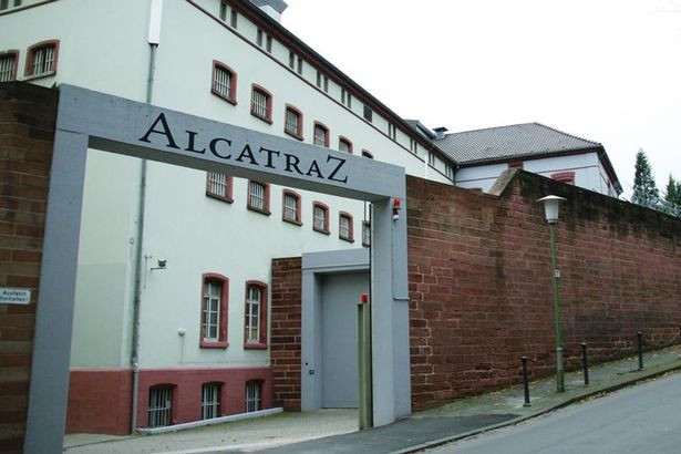 Khách sạn Alcatraz là một nhà tù cũ của Đức. Toà nhà này hiện có 56 phòng và một trung tâm hội nghị, cung cấp Wi-fi miễn phí,...