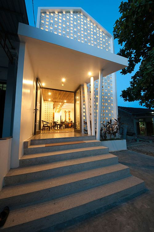 Ngôi nhà lung linh về đêm.