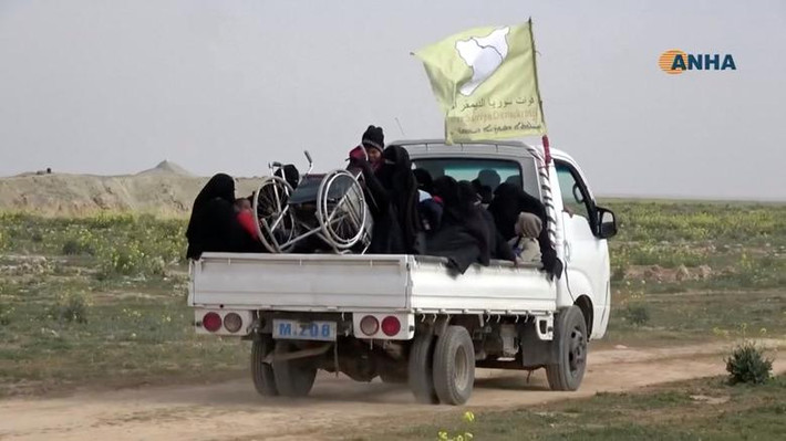 Người dân ngồi phía sau xe tải của lực lượng SDF gần Baghouz, tỉnh Deir Ezzor, hôm 10/2.