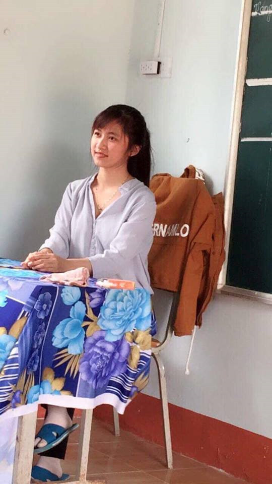 2. Cô giáo vùng cao Trần Hải Lý: Tháng 10/2018, loạt ảnh chụp cô giáo trẻ dạy học tại một trường vùng cao của tỉnh Đắk Lắk xuất hiện trên nhiều diễn đàn. Với vẻ đẹp giản dị, mộc mạc và nụ cười dễ mến, nữ giáo viên nhanh chóng chiếm trọn cảm tình của cộng đồng mạng. Cô giáo trong bức ảnh được chia sẻ là Trần Hải Lý, 21 tuổi, đang giảng dạy tại trường mẫu giáo và tiểu học Đinh Tiên Hoàng, Thôn 4 Cư San, huyện M'Drăk, tỉnh Đắk Lắk. Ảnh: Ray Dere.