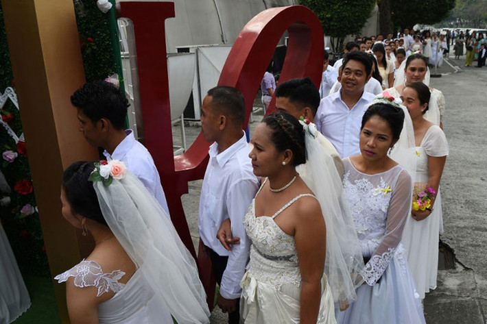 Các cặp đôi tổ chức đám cưới tập thể ở Manila, Philippines, ngày 14/2. Ảnh: News18.