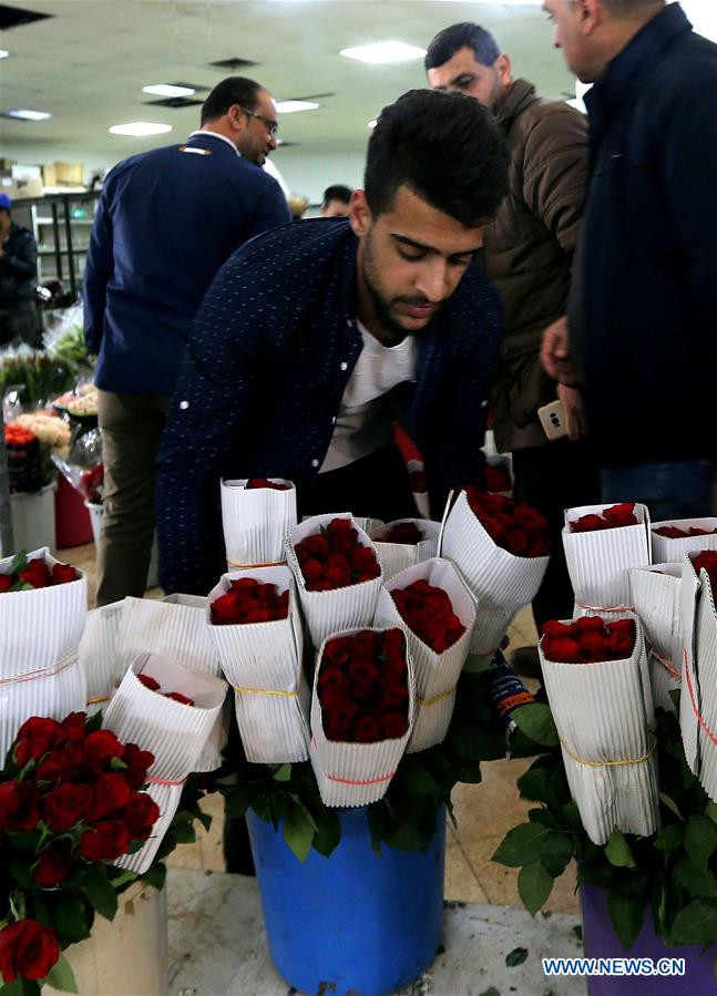 Một người đàn ông Jordan chọn hoa hồng cho ngày Valentine ở Amman. Ảnh: THX.