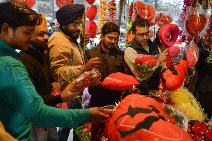 Mọi người đổ xô mua quà Valentine tại một cửa hàng ở Amritsar, Ấn Độ. Ảnh: News18.