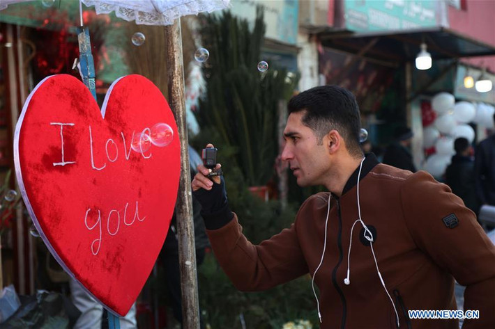 Người đàn ông ghi lại không khí ngày lễ Tình nhân ở thủ đô Kabul, Afghanistan, hôm 14/2. Ảnh: THX.