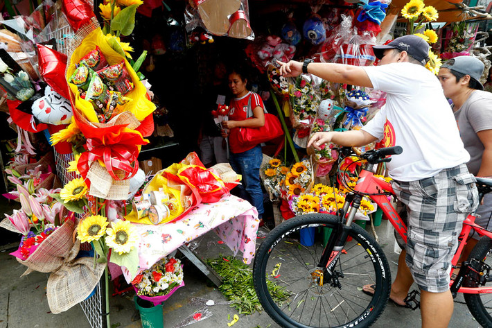 Cửa hàng hoa nhộn nhịp tại thủ đô Manila trong dịp lễ Tình nhân 2019. Ảnh: AP.