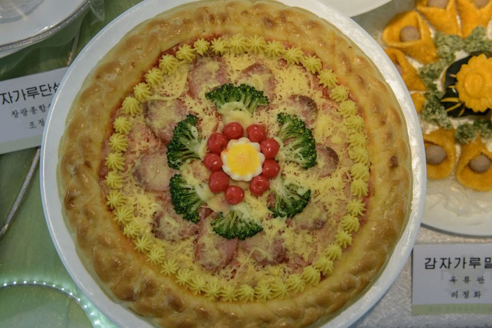 Một chiếc bánh pizza ngon mắt trong cuộc thi nấu ăn tại Bình Nhưỡng ngày 13/2.