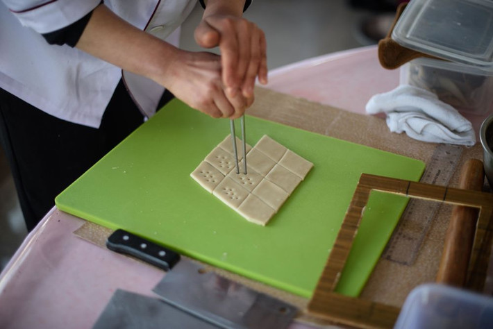Một đầu bếp đang làm bánh quy trong phần thi của mình.
