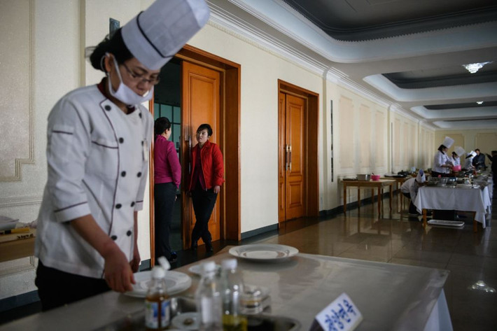 Các đầu bếp tham dự cuộc thi nấu ăn hôm 13/2.