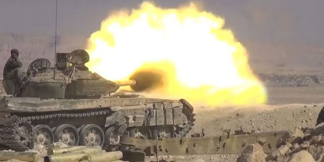 Trong khi đó, giao tranh ác liệt đã xảy ra giữa binh sĩ Syria và các tay súng HTS khi chúng đang tìm cách xâm nhập vào căn cứ của lực lượng chính phủ Damascus từ thị trấn al-Khovein ở Đông Nam Idlib. Ảnh: SANA.
