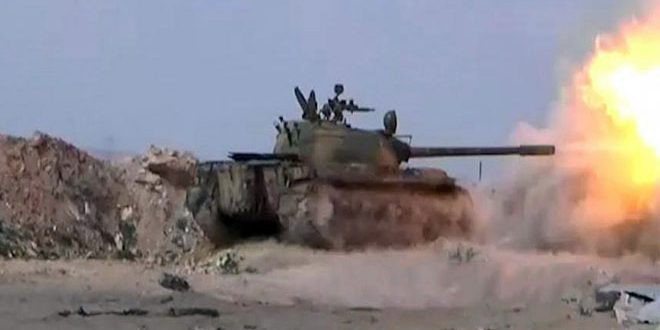 Tại Bắc Hama, các đơn vị pháo binh Syria với sự hỗ trợ của các cố vấn quân sự Nga đã tấn công căn cứ của nhóm khủng bố gần thị trấn Qaleh al-Maziq, tiêu diệt nhiều phần tử khủng bố và phá huỷ các trang thiết bị quân sự của bọn chúng. Ảnh: SANA.