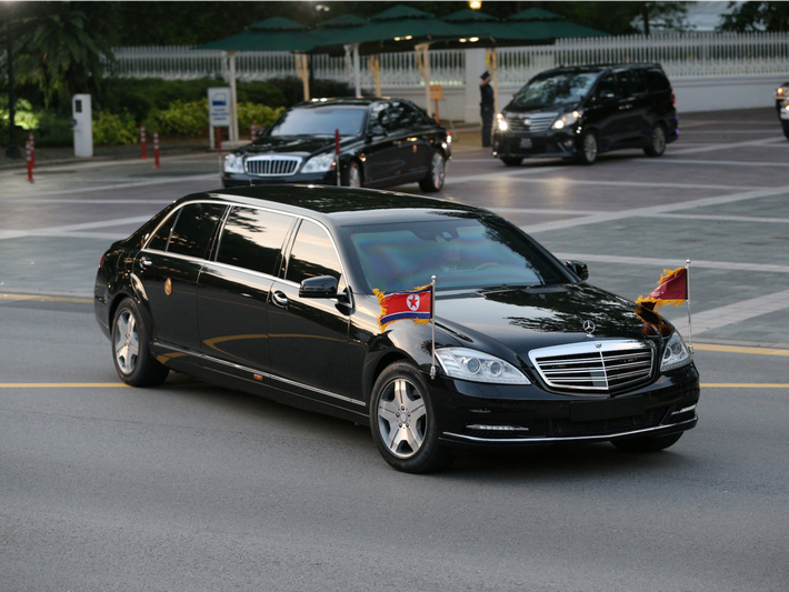 Trong khi đó, nhà lãnh đạo Triều Tiên Kim Jong-un lại rất ưa chuộng thương hiệu xe Mercedes hạng sang. Một trong số đó là chiếc xe bọc thép Mercedes-Benz S600 Pullman Guard. Ông từng sử dụng chiếc Mercedes S600 Pullman Guard khi tới gặp Tổng thống Hàn Quốc Moon Jae In hồi tháng 4/2018. Ảnh: Reuters.