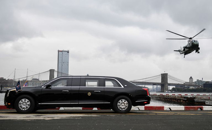 Được biết, chiếc limousine này mang thương hiệu Cadillac được thiết kế như một chiếc xe tăng, với cửa xe dày tới 20 cm, các cửa sổ lắp kính chống đạn giúp xe an toàn trước mọi cuộc tấn công bằng vũ khí cá nhân, súng phóng lựu,... Ảnh: Getty.