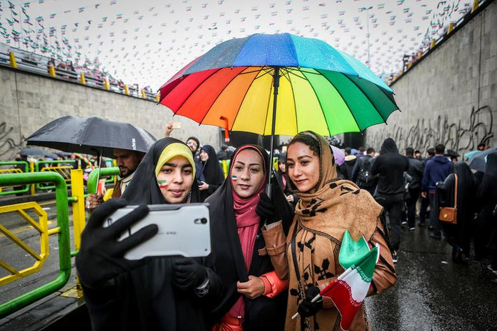 Những người phụ nữ chụp ảnh “tự sướng” trên đường phố Tehran.