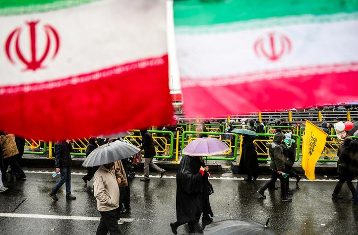 Nhiều người dân “đội mưa” tuần hành trên đường phố Iran.