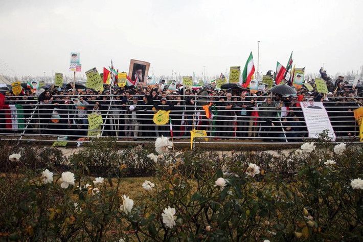 Đông đảo người dân tập trung ở thủ đô Tehran lắng nghe Tổng thống Rouhani phát biểu.