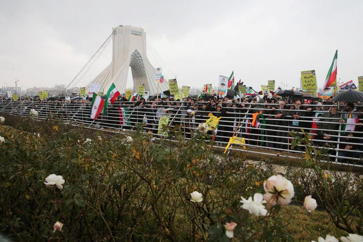 Người dân Iran mang theo cờ và biểu ngữ tham gia lễ kỷ niệm 40 ngày Cách mạng Hồi giáo Iran.
