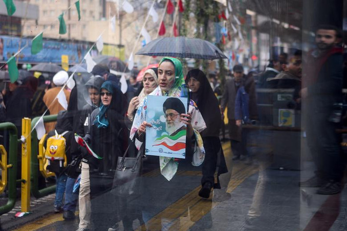 Một phụ nữ Iran mang theo bức ảnh của nhà lãnh tụ tối cao Iran Ayatollah Ali Khamenei tham dự lễ kỷ niệm 40 năm ngày Cách mạng Hồi giáo Iran năm 1979.