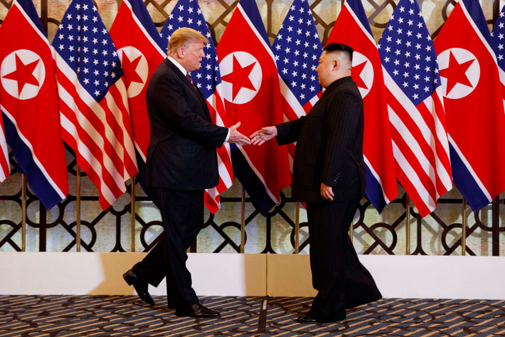 "Chúng ta đã vượt qua tất cả trở ngại và chúng ta tới đây hôm nay", Chủ tịch Kim Jong-un nói trong cuộc trò chuyện "khởi động". Đáp lại, Tổng thống Trump chia sẻ "Rất vinh dự được ở đây với Chủ tịch Kim, rất vinh dự được ở đây cùng nhau tại Việt Nam", và hứa hẹn "một tương lai vĩ đại" cho đất nước của ông (Kim).