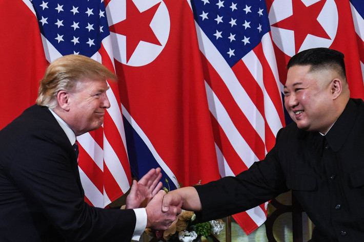 "Một cuộc gặp và bữa tối tuyệt vời cùng ông Kim Jong-un tại Hà Nội, Việt Nam. Trông chờ các cuộc thảo luận sẽ được tiếp tục vào ngày mai" - Tổng thống Trump viết trên Twitter cá nhân.