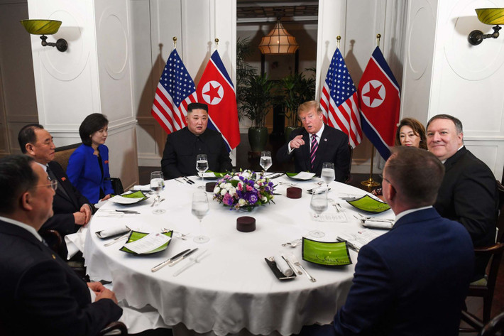 19h ngày 27/2, Tổng thống Trump và Chủ tịch Triều Tiên Kim Jong-un đã bước vào "bữa tối xã giao" kéo dài 1 tiếng rưỡi với sự tham dự của một số quan chức thân cận hai bên.