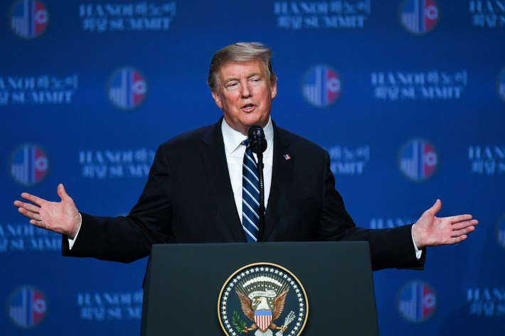 Buổi họp báo riêng của Tổng thống Trump tại khách sạn Marriott diễn ra vào 14h chiều 28/2, sớm hơn lịch trình dự kiến 2 giờ đồng hồ. Tại cuộc họp báo, Tổng thống Trump cho biết lý do chủ yếu khiến Thượng đỉnh Mỹ-Triều lần 2 thất bại liên quan đến lệnh cấm vận Triều Tiên. Theo ông chủ Nhà Trắng, Triều Tiên muốn được dỡ bỏ lệnh trừng phạt nhưng "chúng tôi không thể làm điều đó lúc này".