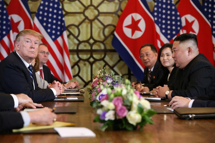Khoảng 13h30, Tổng thống Donald Trump và Chủ tịch Kim Jong-un đã kết thúc cuộc hội đàm song phương và cùng các quan chức ra về mà không ăn trưa cùng nhau.