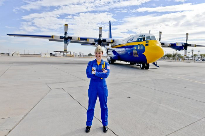 Đại úy Katie Higgins trở thành nữ phi công đầu tiên trong phi đội bay Blue Angels (Những thiên thần xanh) vào tháng 9/2014. Cô tốt nghiệp Đại học Annapolis với tấm bằng cử nhân về Khoa học Chính trị năm 2008.