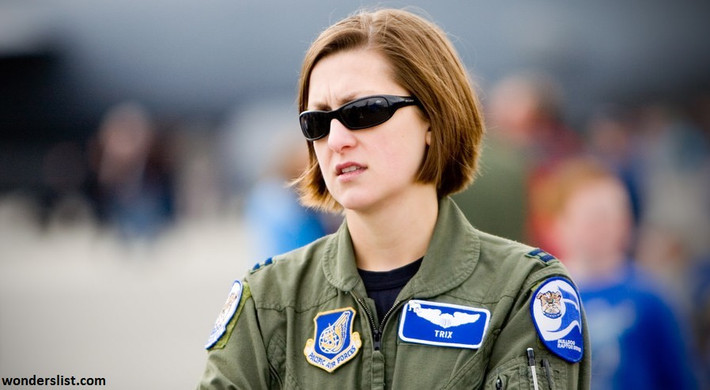 Jammie Jamieson (37 tuổi) là nữ phi công đầu tiên được phép điều khiển chiếc F-22 Raptor, tiêm kích thế hệ thứ 5 sử dụng kỹ thuật tàng hình đầu tiên trên thế giới. Được biết, cô sinh tại Tacoma và sống ở Prosser từ năm 1982 cho tới khi vào học tại Học viện Không quân Mỹ năm 1996.