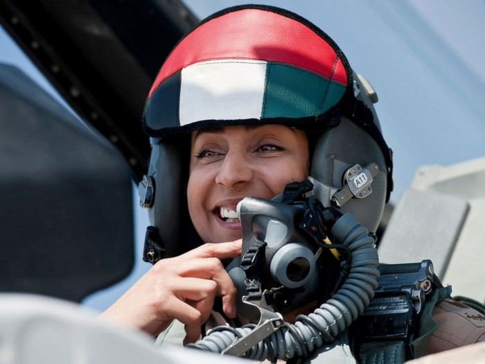 Mariam Al-Mansouri, sinh năm 1979 tại Abu Dhabi, là nữ phi công chiến đấu đầu tiên của lực lượng Không quân Các Tiểu vương quốc Ả-rập Thống nhất (UAE). Năm 2007, cô theo học tại trường Khalifa bin-Zayed của Không quân UAE và tốt nghiệp loại xuất sắc. Năm 2014, cô điều khiển chiếc F-16 và tham gia vào chiến dịch không kích phiến quân IS tại Syria.