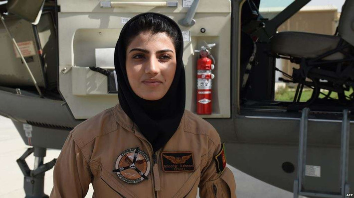 Niloofar Rahmani, sinh năm 1992, là nữ phi công lái máy bay cánh bằng đầu tiên trong lịch sử Afghanistan và là nữ phi công đầu tiên của Không quân Afghanistan. Cô tốt nghiệp học viện không quân năm 2012 và từng được cử sang Mỹ để học chuyển loại máy bay C-130. Tháng 4/2018, Chính phủ Mỹ đã cho phép phi công Rahmani tị nạn chính trị tại nước này.
