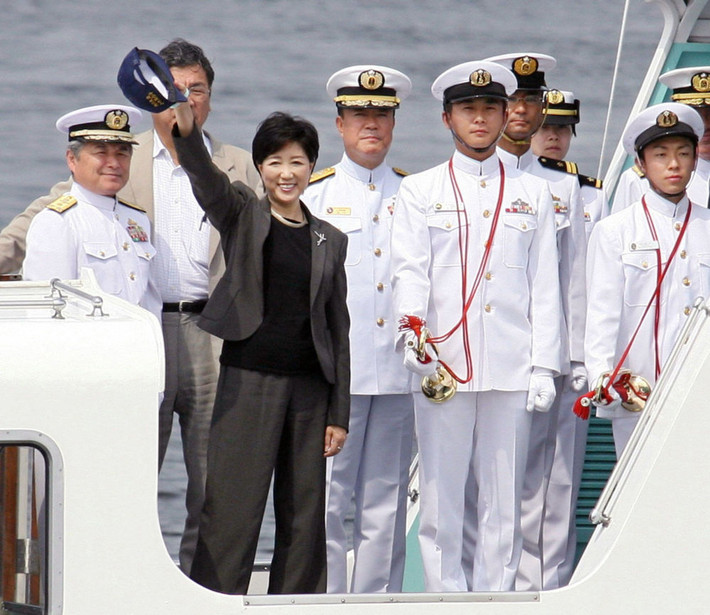 Nữ Bộ trưởng Quốc phòng đầu tiên của Nhật Bản Yuriko Koike (trái, áo đen) trong chuyến thị sát một căn cứ hải quân ở Yokosuka, tỉnh Kanagawa, phía nam thủ đô Tokyo ngày 9/7/2007.