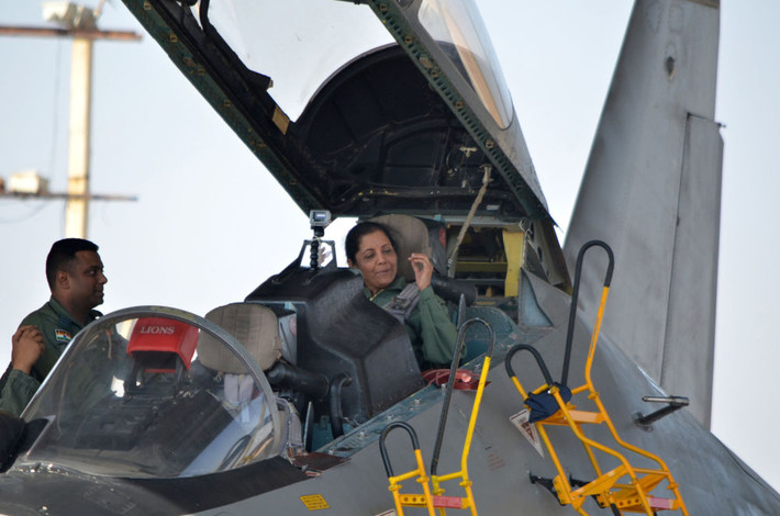 Bộ trưởng Quốc phòng Ấn Độ Nirmala Sitharaman ngồi trên chiếc máy bay Sukhoi 30 tại một căn cứ của Không quân Ấn Độ ở Jodhpur ngày 17/1/2018.