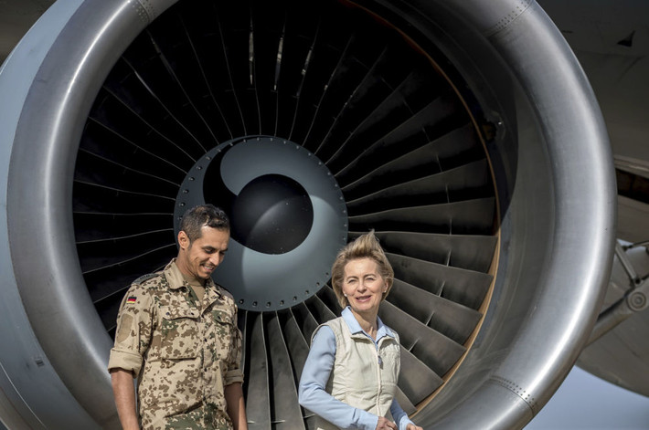 Bộ trưởng Quốc phòng Đức Ursula von der Leyen (phải) tới căn cứ không quân Azraq ở Bắc Jordan ngày 13/1/2018.