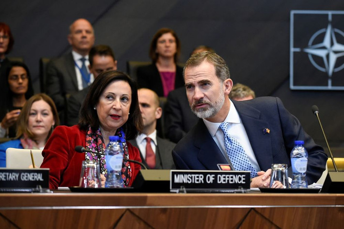 Bà Margarita Robles (trái) - Bộ trưởng Quốc phòng Tây Ban Nha - trao đổi với Quốc vương Tây Ban Nha Felipe VI (phải) trong một cuộc họp tại trụ sở của NATO ở Brussels, Bỉ, ngày 21/11/2018.