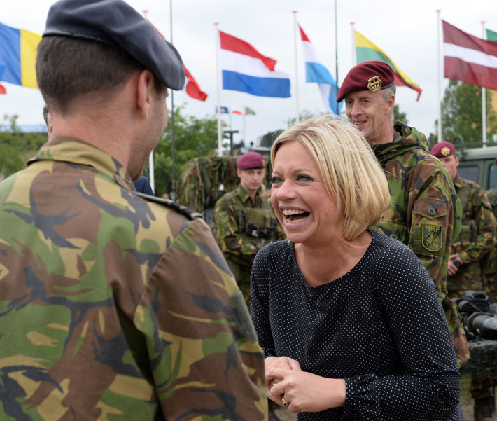Bộ trưởng Quốc phòng Hà Lan khi đó là bà Jeanine Hennis-Plasschaert trò chuyện với một binh sĩ Hà Lan sau cuộc tập trận của NATO ở Zagan, phía tây nam Ba Lan, ngày 18/6/2015.