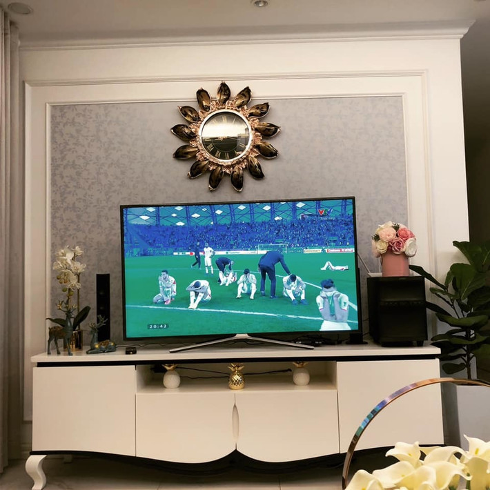 Góc quen thuộc trong ngôi nhà rất hay được Phương Oanh chia sẻ. Màu trắng là tông màu chủ đạo trong căn hộ của nữ diễn viên.